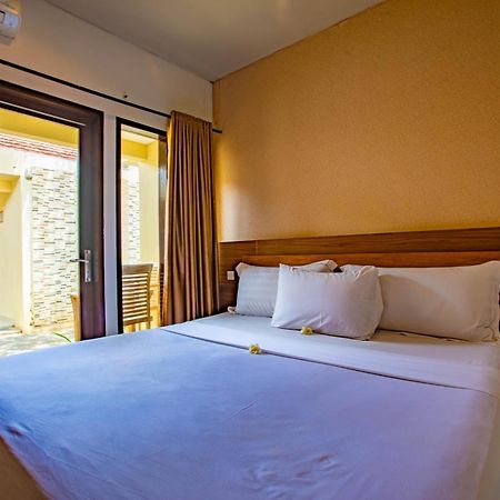 Gili Sands Hotel & Bar Джили Трауанган Екстериор снимка